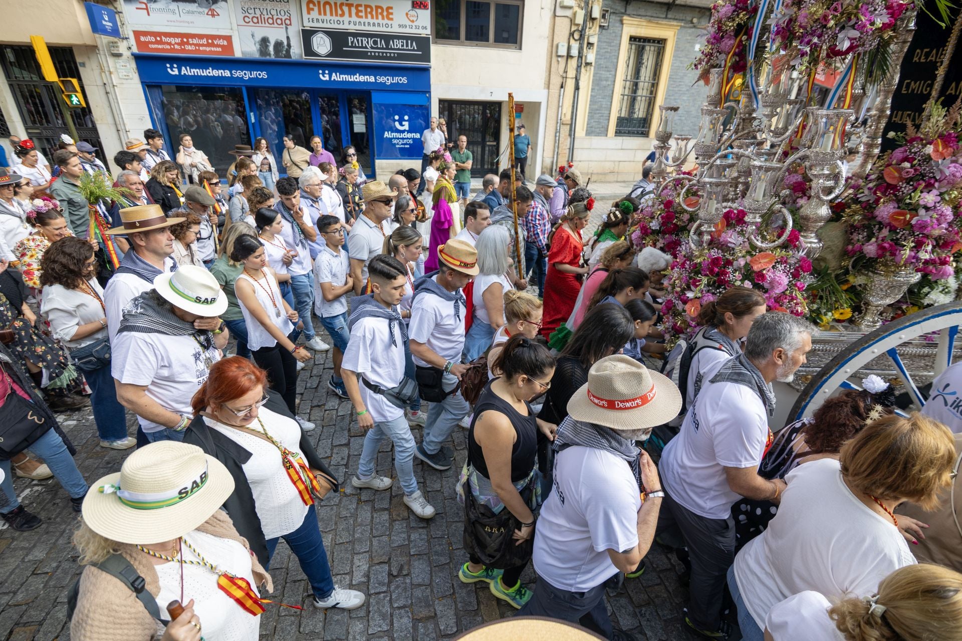 La salida de la Hermandad del Rocío de Emigrantes, en imágenes