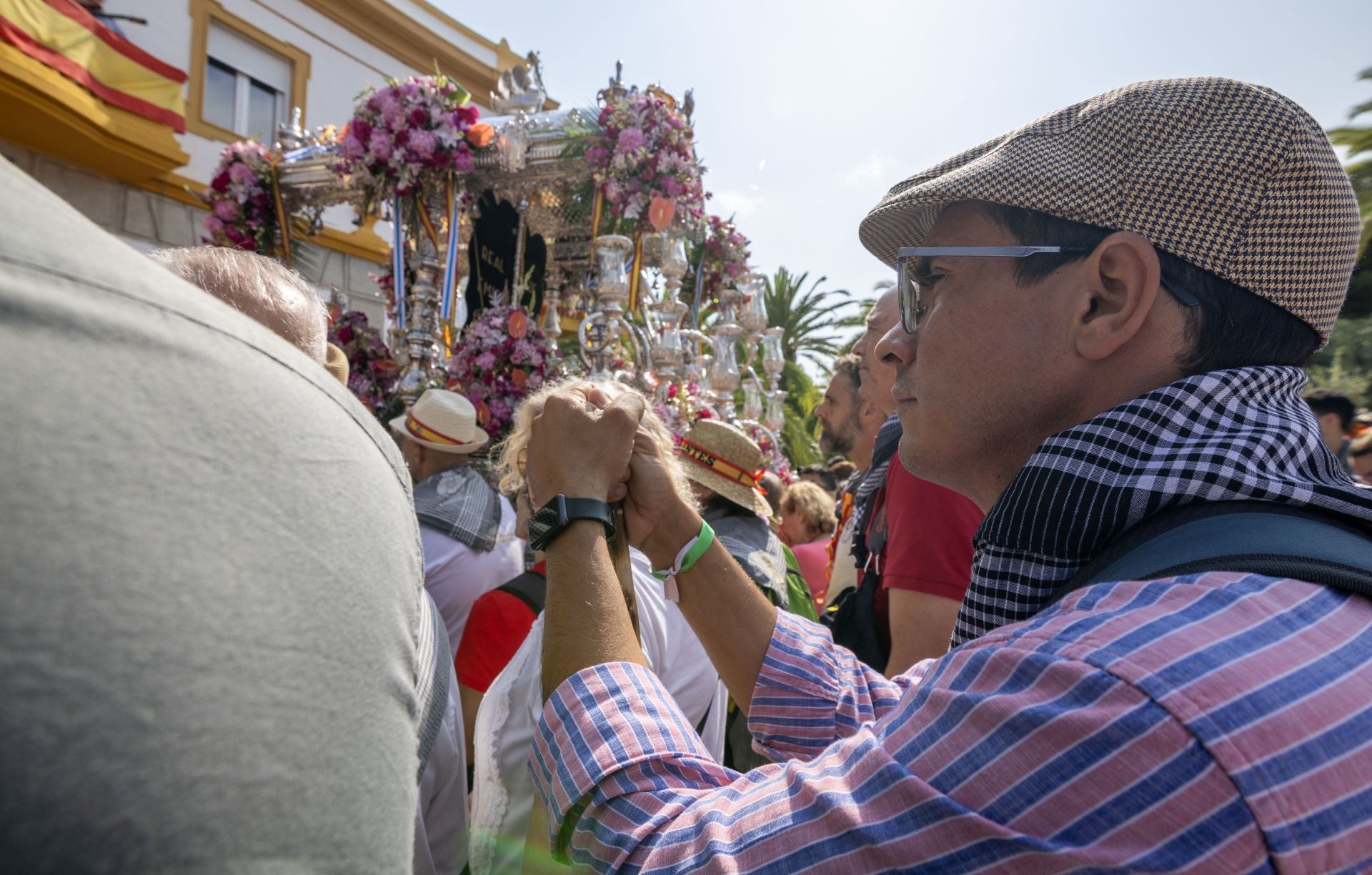 La salida de la Hermandad del Rocío de Emigrantes, en imágenes