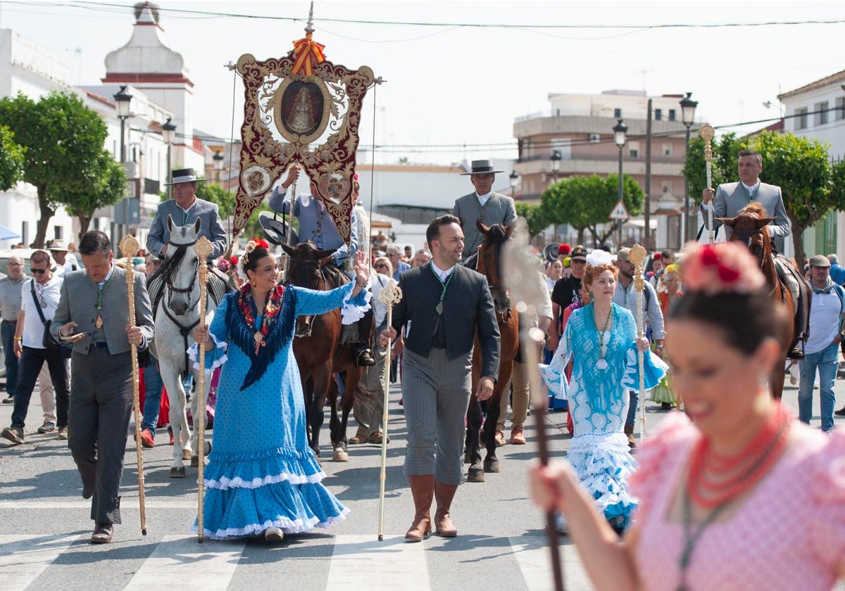 La hermana mayor de la Hermandad Matriz saluda durante su recorrido por Almonte