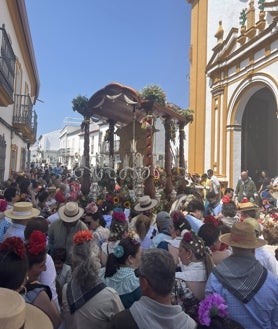 Imagen secundaria 2 - Arriba, momento de la misa de romeros en Gibraleón. Abajo izquierda, Lucena del Puerto tras su salida. A la izquierda, el simpecado de Escacena