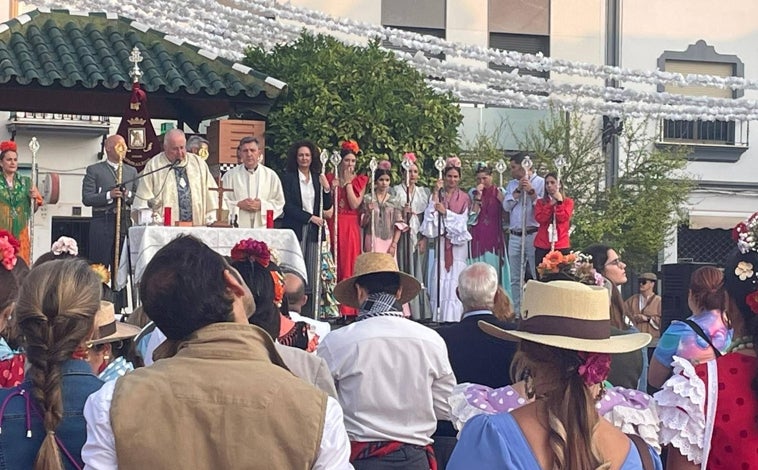 Imagen principal - Arriba, momento de la misa de romeros en Gibraleón. Abajo izquierda, Lucena del Puerto tras su salida. A la izquierda, el simpecado de Escacena