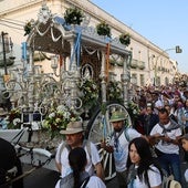 Carreta del Simpecado de San Juan del Puerto saliendo de la ciudad