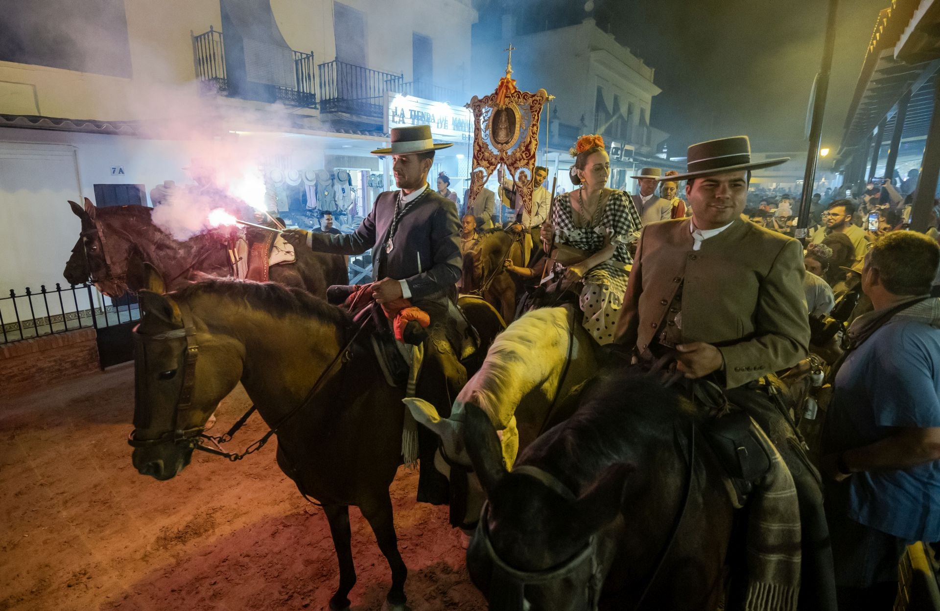 La hermandad de Almonte abre las puertas de la aldea para dar comienzo a la romería del Rocío 2025
