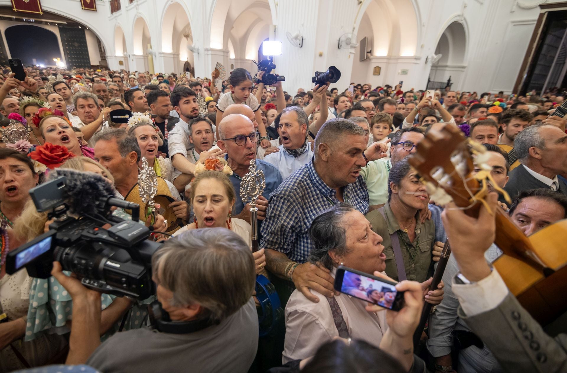 La hermandad de Almonte abre las puertas de la aldea para dar comienzo a la romería del Rocío 2025