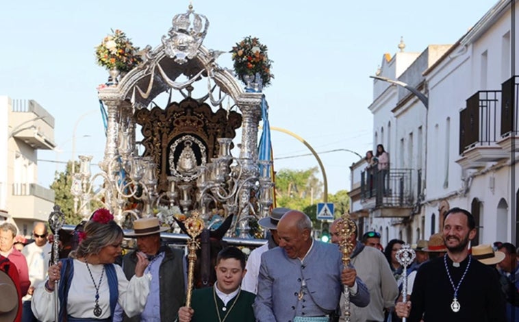 Imagen principal - El sanjuanero Antonio Rafael Márquez, un año después de hacer historia para el colectivo Síndrome de Down en El Rocío