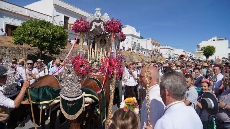 La multitudinaria comitiva de Moguer, a su salida