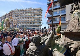 Una marea de peregrinos ha acompañado al Simpecado de Huelva en su discurrir por la ciudad este jueves