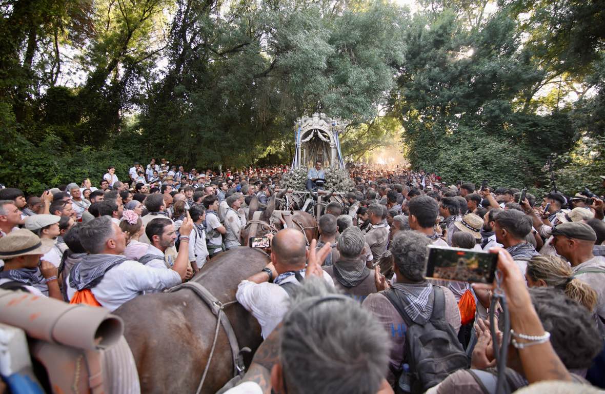 El paso de la Hermandad de Huelva por la Charca, en imágenes