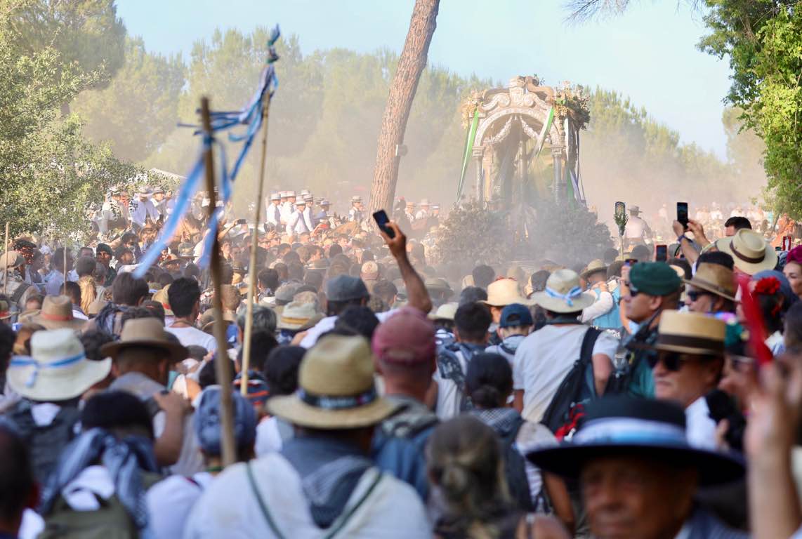 El paso de la Hermandad de Huelva por la Charca, en imágenes