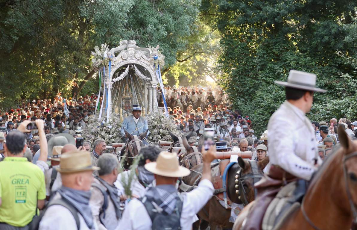 El paso de la Hermandad de Huelva por la Charca, en imágenes