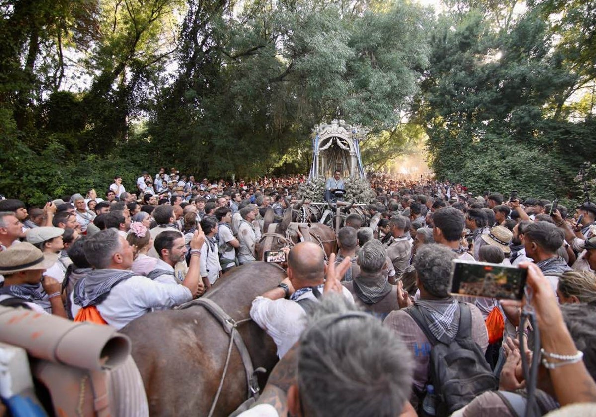El Simpecado de Huelva, rodeado por la multitud en la Charca