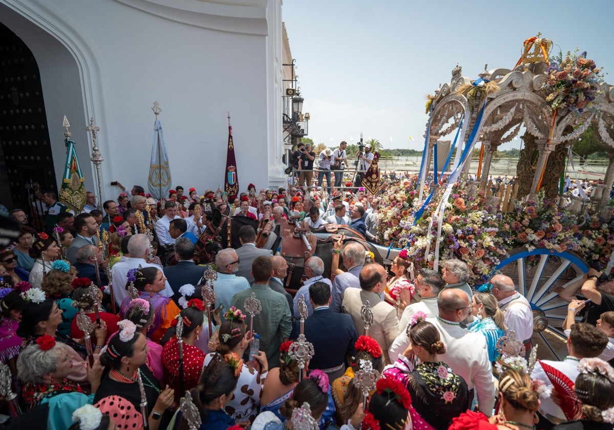 La carreta del Simpecado de Huelva, rodeada de fieles, en su presentación