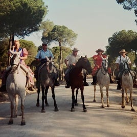 Foto antigua de uno de los primeros caminos del grupo de marochos hasta El Rocío
