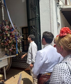 Imagen secundaria 2 - Distintos momentos del presidente del Gobierno andaluz, este sábado, en la casa de la Hermandad del Rocío de Huelva