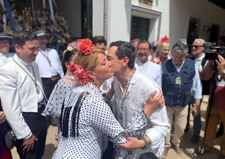 Imagen secundaria 1 - Distintos momentos del presidente del Gobierno andaluz, este sábado, en la casa de la Hermandad del Rocío de Huelva