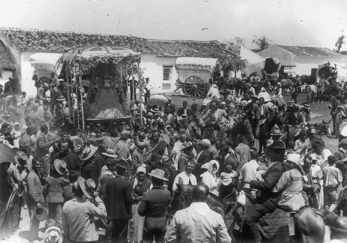 Procesión de la Virgen del Rocío por la aldea en la segunda década del Siglo XX