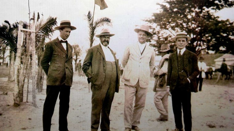 Manuel Siurot, con traje claro, en El Rocío, acompañado de escritor Alejandro Pérez Lujín y el pintor Santiago Martínez