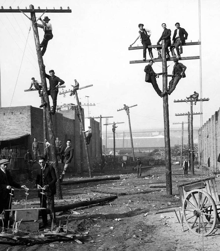 Instalación de tendido telefónico en España en 1924
