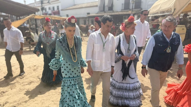 Manuela Villena con Juanma Moreno en El Rocío este sábado