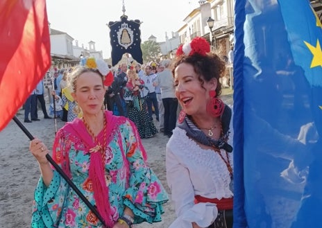 Imagen secundaria 1 - La hermandad acude cada año a la romería y realiza una entrada simbólica por el Camino de los Llanos