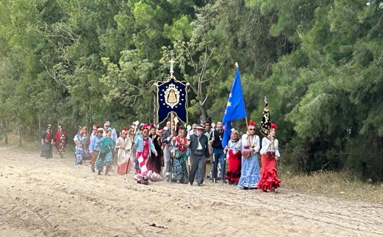 Imagen principal - La hermandad acude cada año a la romería y realiza una entrada simbólica por el Camino de los Llanos