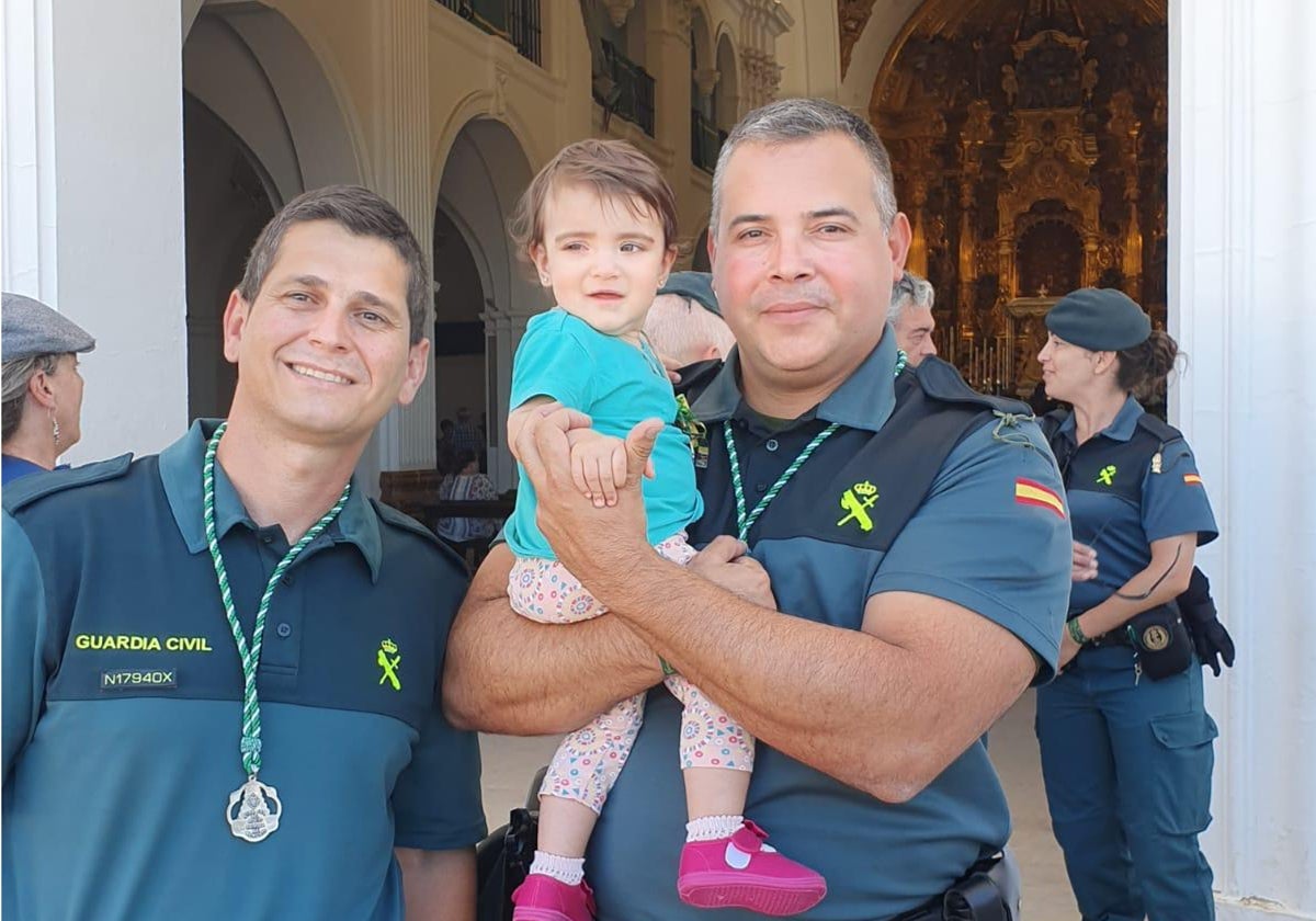 Los guardias Barranco y Álvarez con la pequeña Carmen en 2019