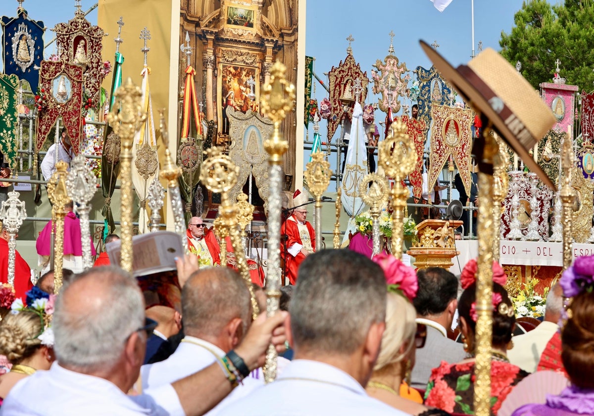 Un momento de la celerbración de la misa potifical en El Rocío el Domingo de Pentecostés