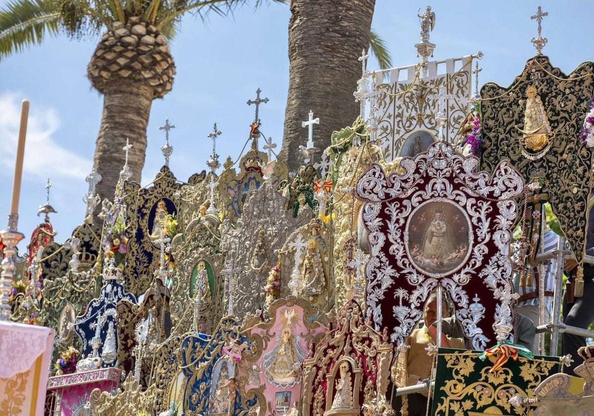 Simpecados en la misa pontifical de la romería de 2024