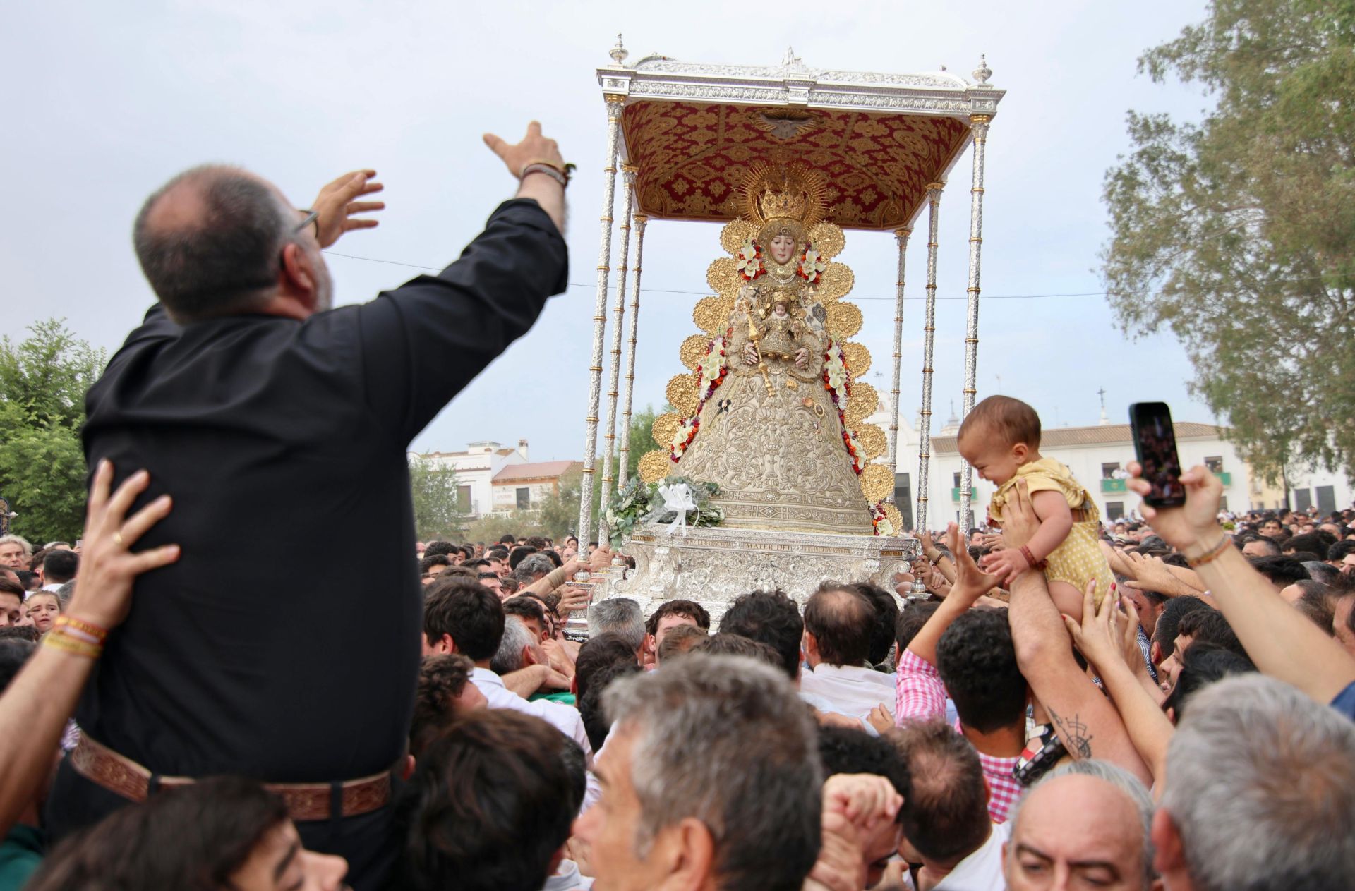 Las estampas que ha dejado la histórica procesión de la Virgen del Rocío por su aldea este 2025