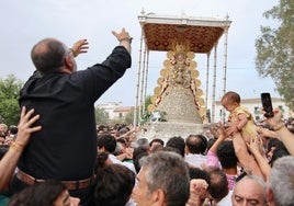 Las estampas que ha dejado la histórica procesión de la Virgen del Rocío por su aldea este 2025