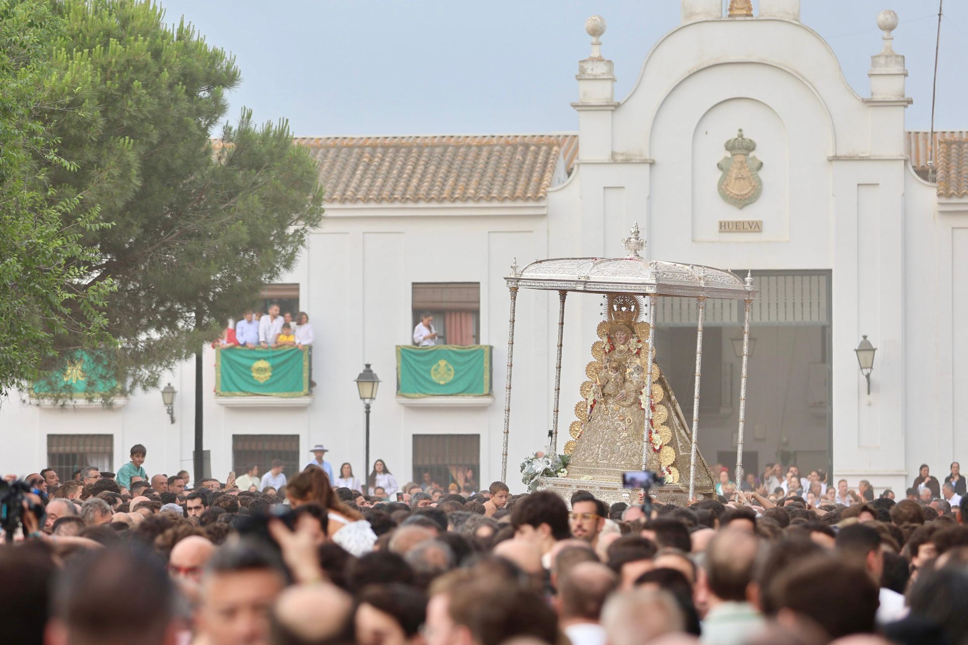Las estampas que ha dejado la histórica procesión de la Virgen del Rocío por su aldea este 2025