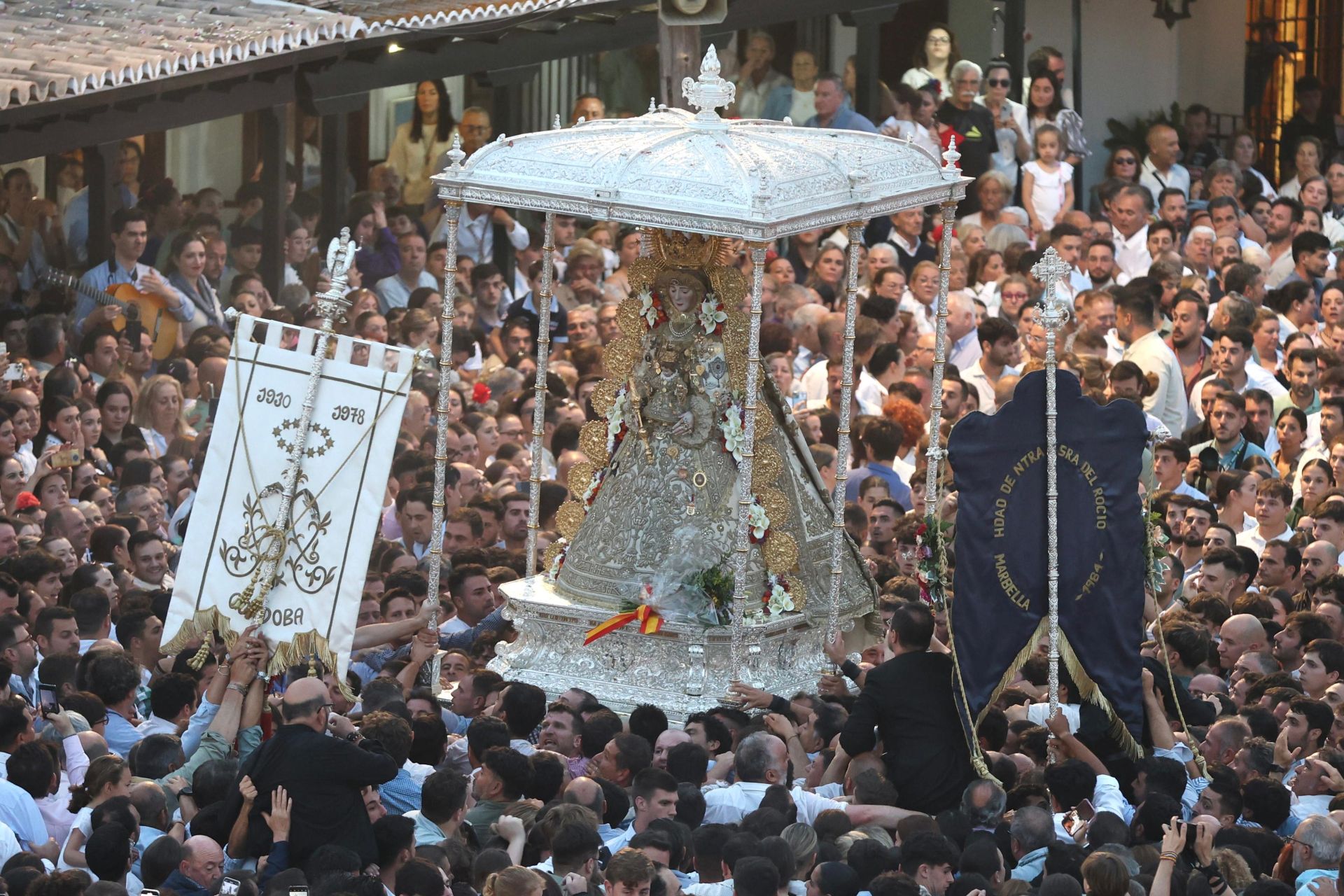 Las estampas que ha dejado la histórica procesión de la Virgen del Rocío por su aldea este 2025