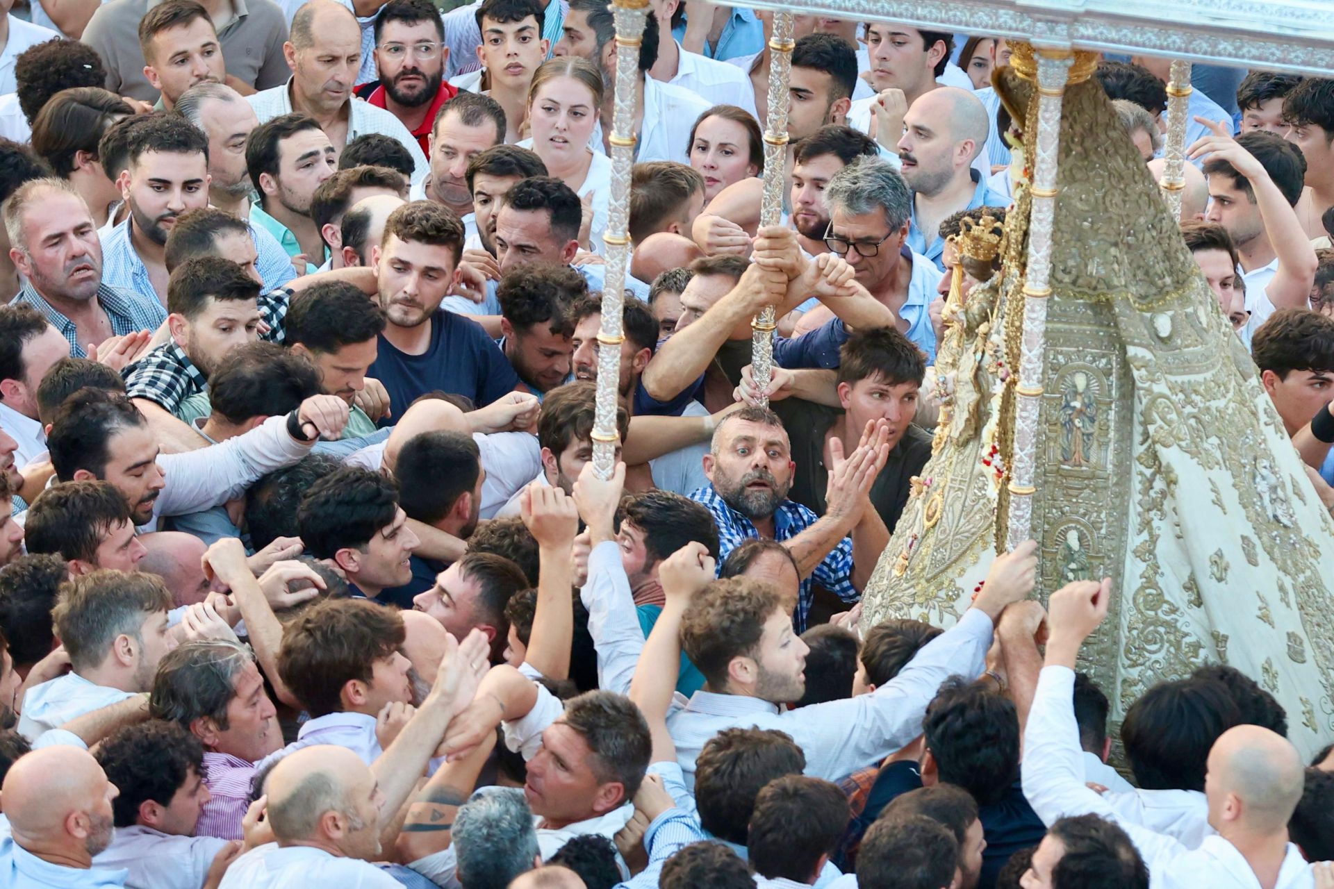 Las estampas que ha dejado la histórica procesión de la Virgen del Rocío por su aldea este 2025