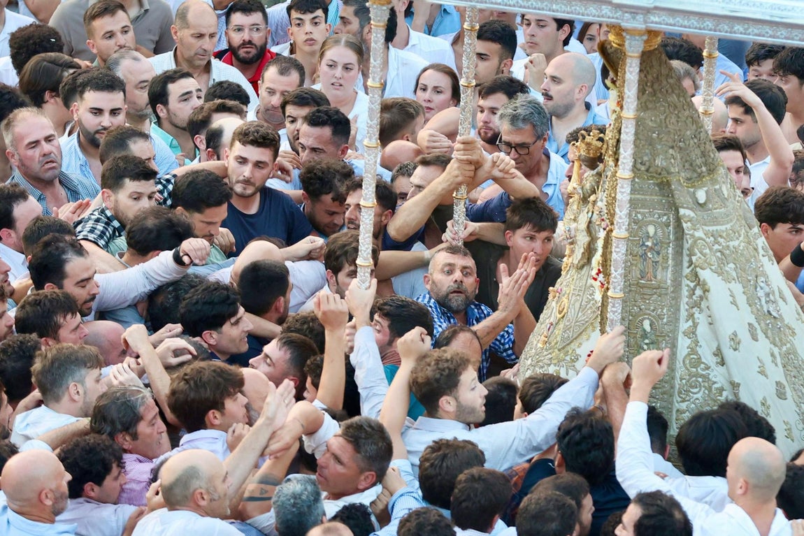 Las estampas que ha dejado la histórica procesión de la Virgen del Rocío por su aldea este 2025