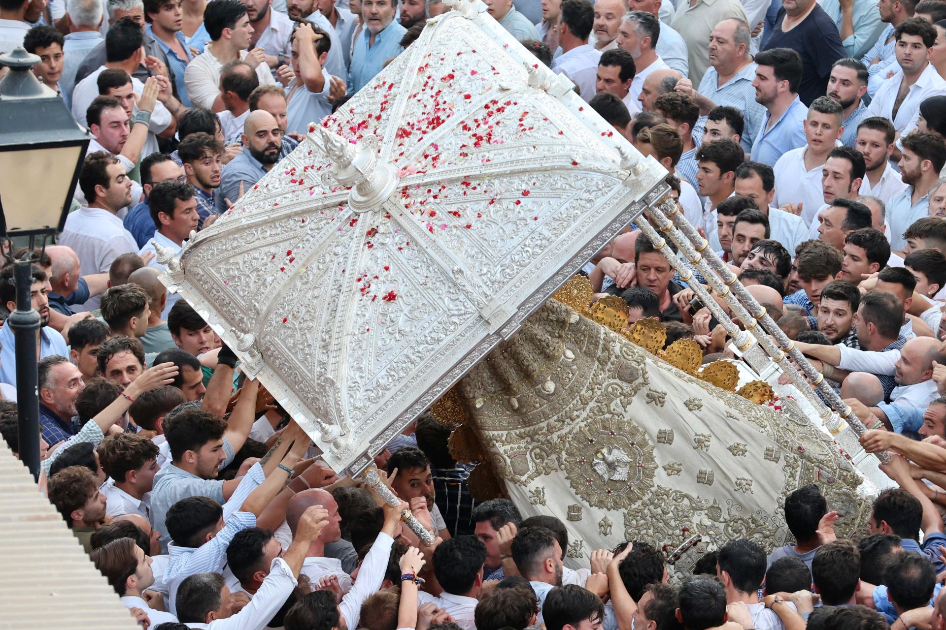 Las estampas que ha dejado la histórica procesión de la Virgen del Rocío por su aldea este 2025