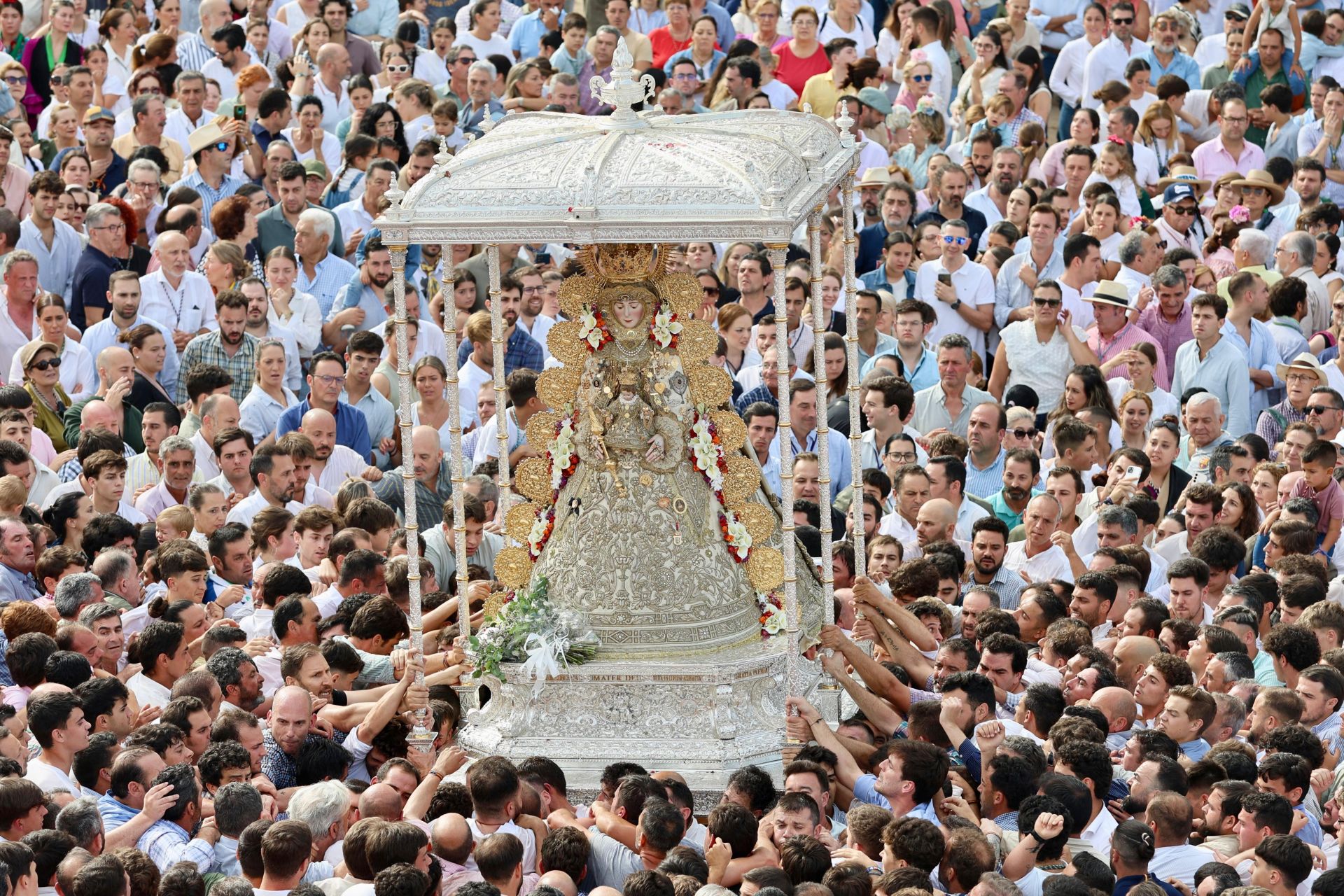 Las estampas que ha dejado la histórica procesión de la Virgen del Rocío por su aldea este 2025