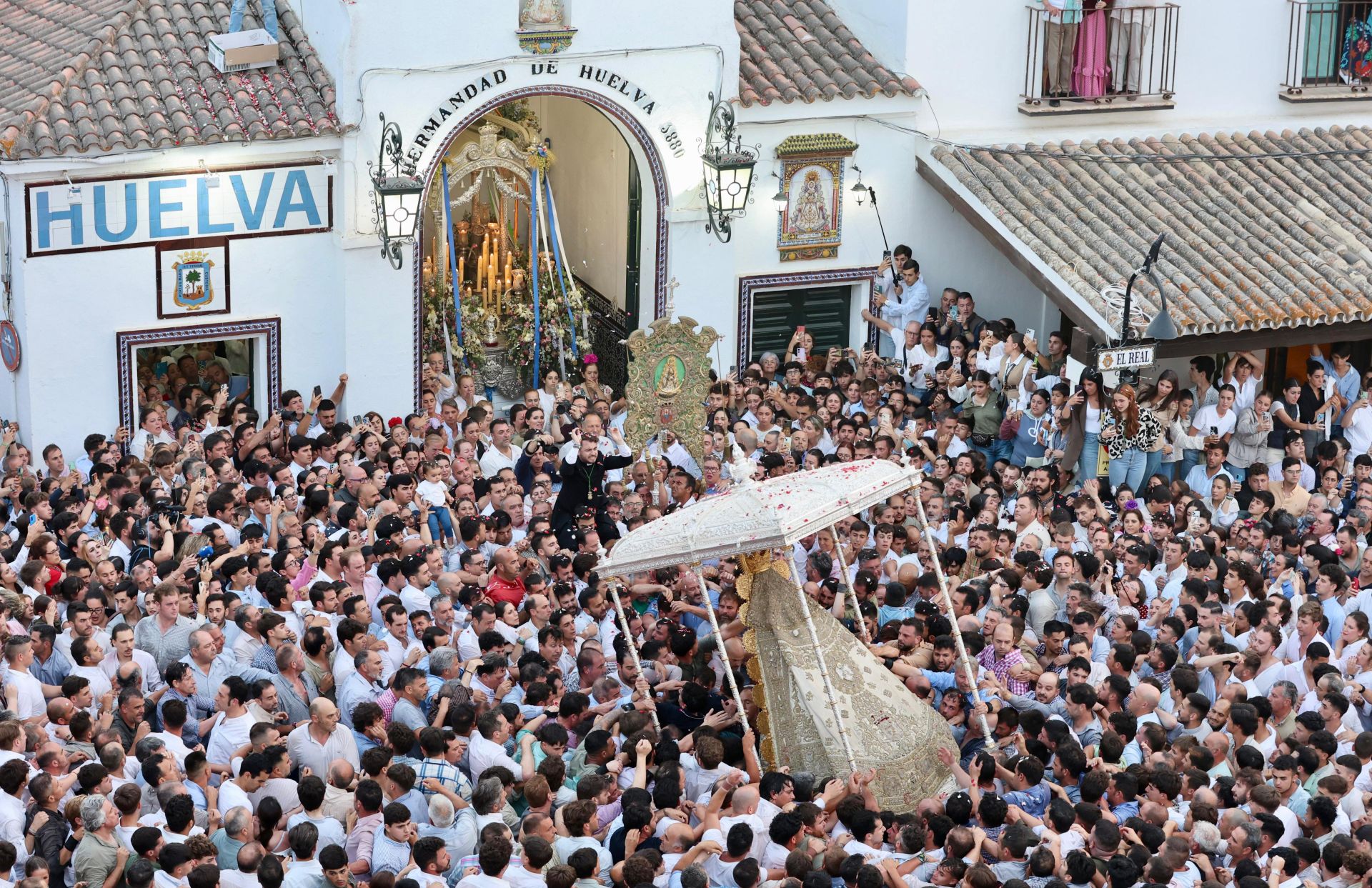 Las estampas que ha dejado la histórica procesión de la Virgen del Rocío por su aldea este 2025