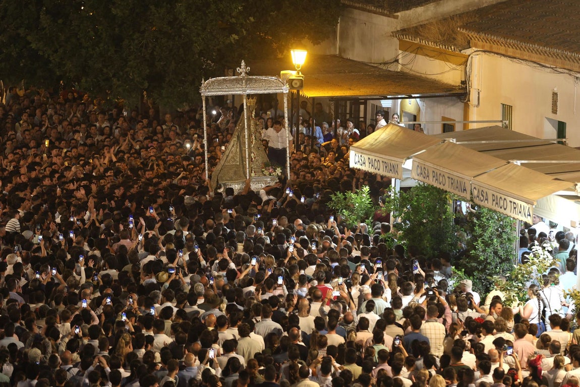 La noche más especial en la aldea del Rocío, en imágenes