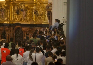 El emotivo momento en el que los almonteños acercaron a una mujer en silla de ruedas a la Virgen del Rocío