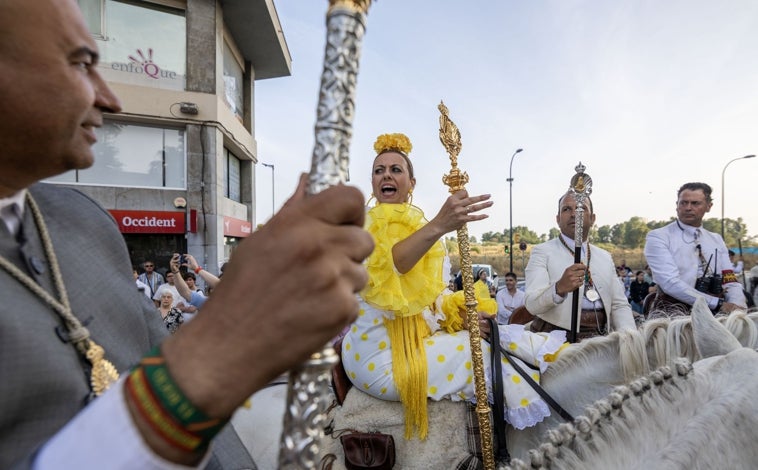 Imagen principal - Momentos de la Hermandad de Emigrantes en Huelva