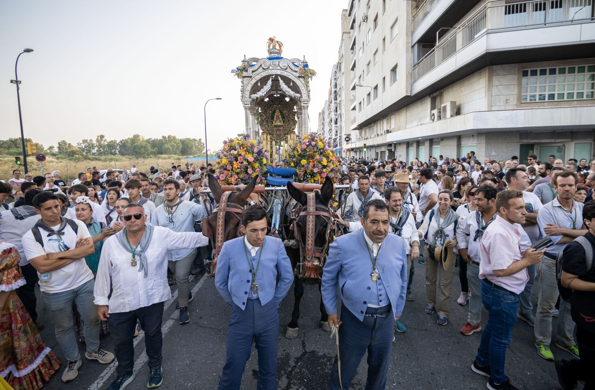 El regreso de las hermandades del Rocío de Huelva y Emigrantes, en imágenes