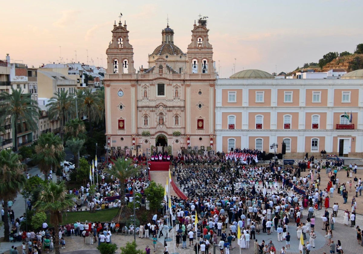 Aspecto de la plaza de la Merced antes de iniciarse el rezo del rosario