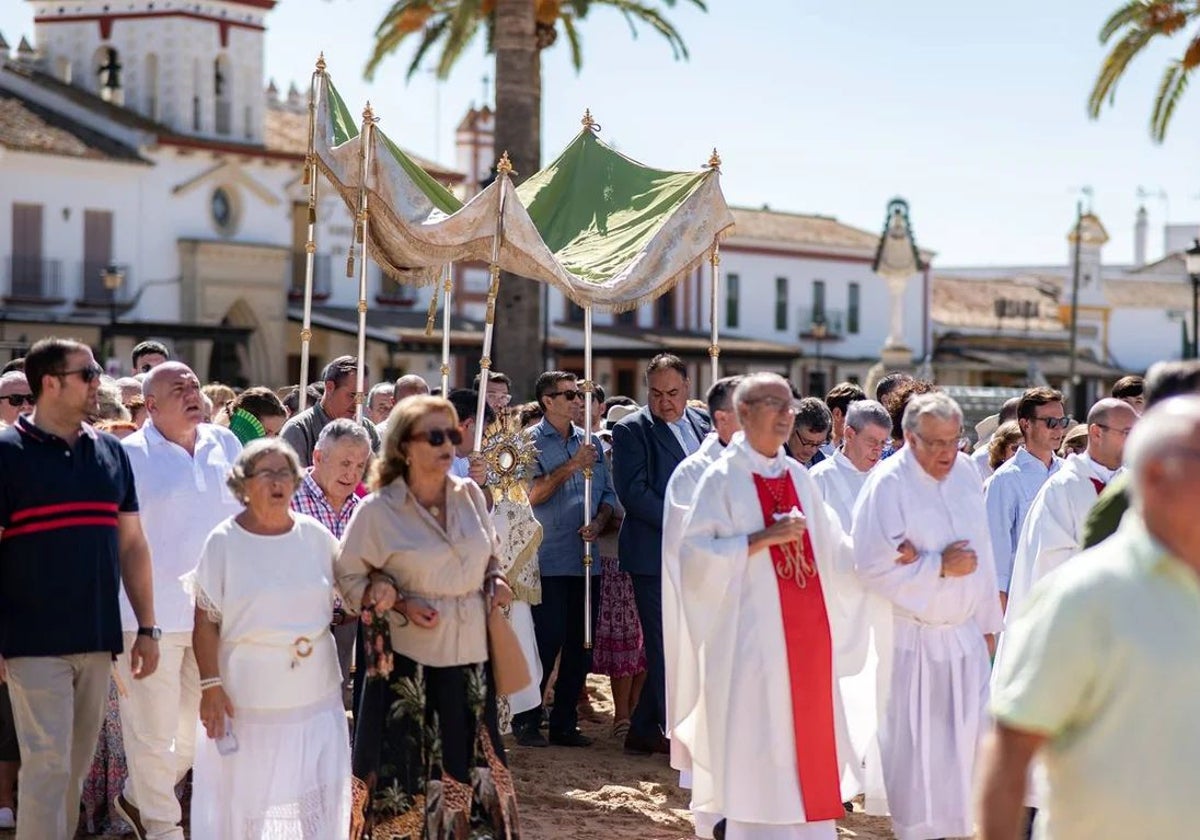 Procesión por la aldea en el Rocío Chico de 2024