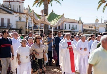 Procesión por la aldea en el Rocío Chico de 2024