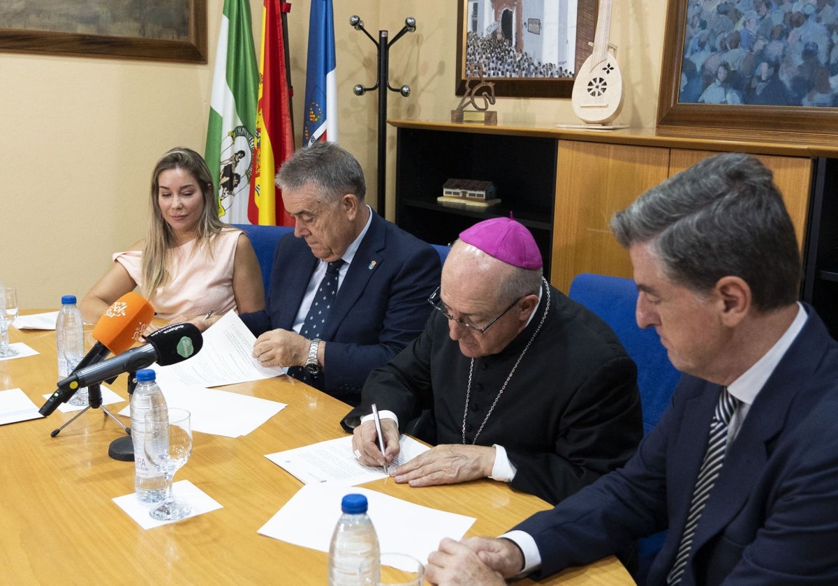 El momento de la firma del protocolo