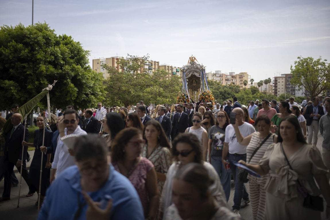 Todas las imágenes del traslado del simpecado de la Hermandad del Rocío al Polvorín