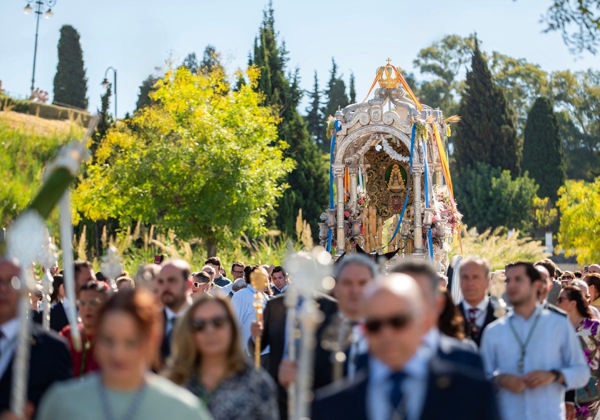El Simpecado de la Hermandad de Huelva durante el traslado