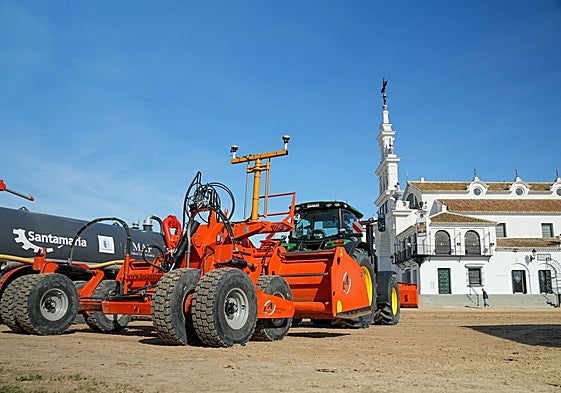 Los dos tractores de 275 caballos de potencia que mantendrán en óptimo estado las calles de El Rocío