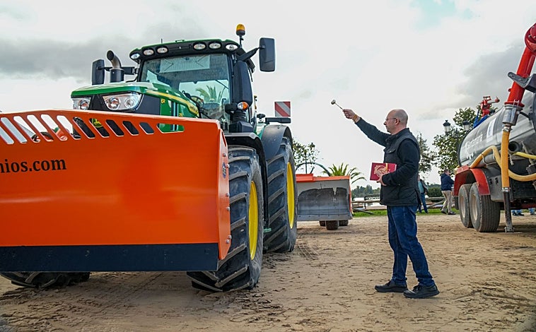 Imagen principal - El vicario parroquial de Almonte, José Antonio Castilla, ha bendecido la nueva maquinaria en el acto de la puesta de largo