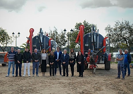 Imagen secundaria 1 - El vicario parroquial de Almonte, José Antonio Castilla, ha bendecido la nueva maquinaria en el acto de la puesta de largo